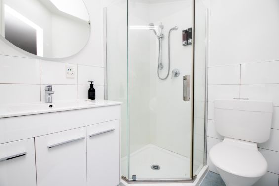 Deluxe Studio bathroom